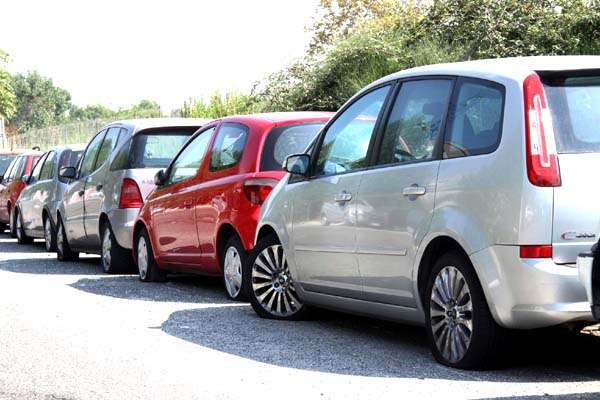 Padre di famiglia forza le auto in sosta a San Giovanni V.no